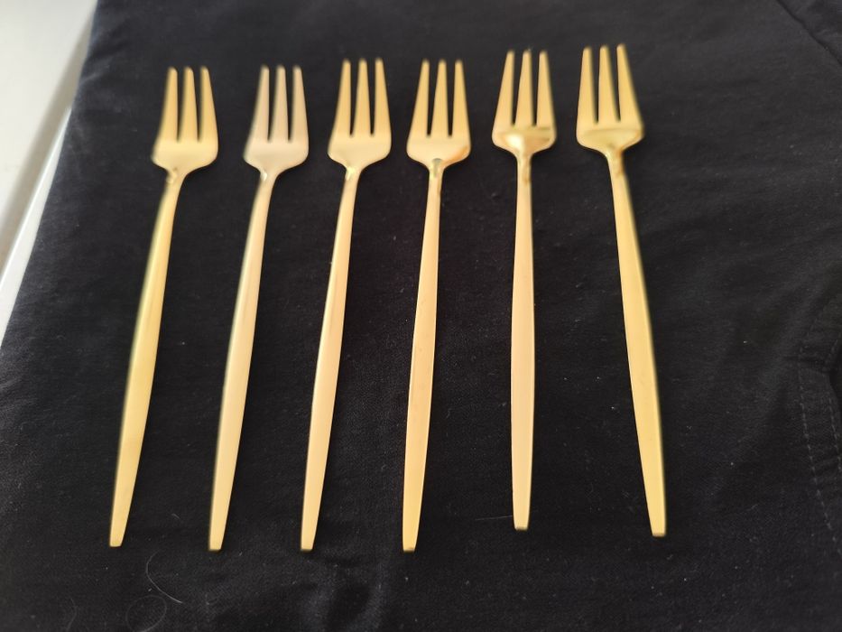 Faqueiro dourado com trinta peças, novo