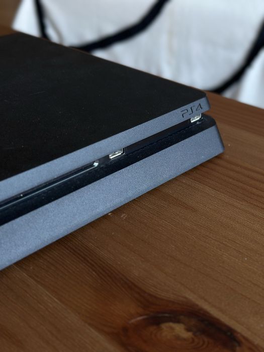 Sony Playstation 4 slim 500gb + 2 pady + pudelko