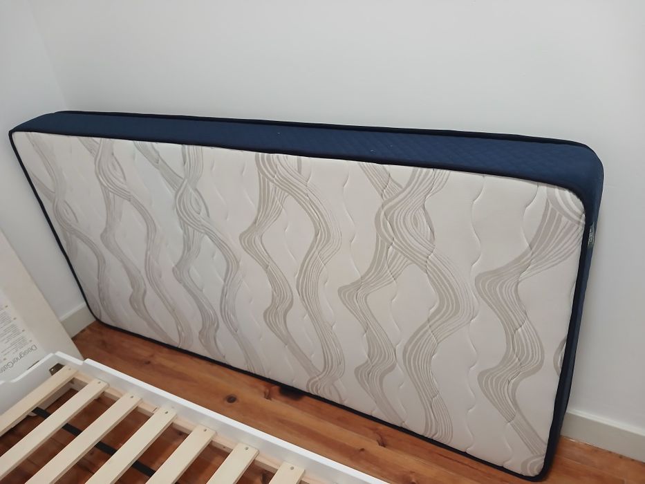 Cama empilhável branca