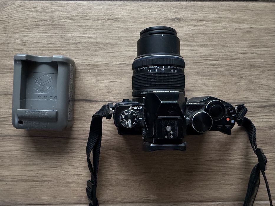 Olympus OM-D E-M10 plus obiektyw 14-42