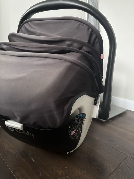 Безпечна автолюлька від 0 до 1 року maxi cosi