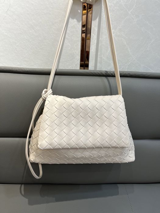 Жіноча сумка Bottega Veneta молочний