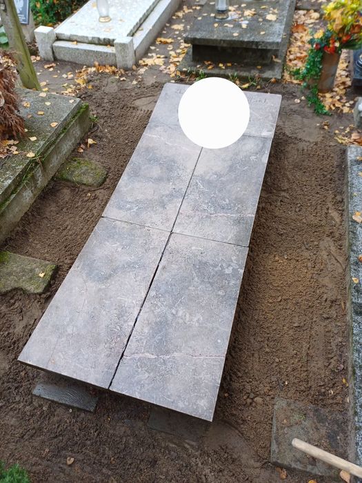 Sprzątanie grobów.