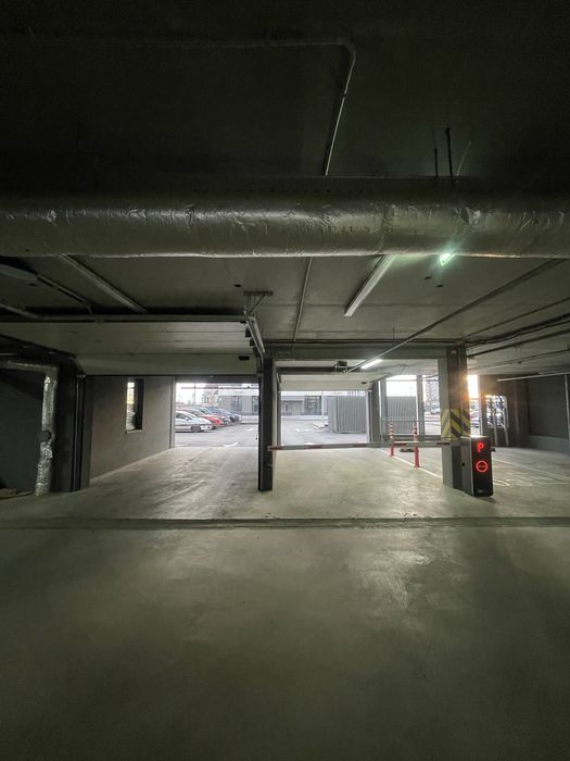 Оренда паркомісць на 1- ому поверсі .Варшавський 3. В.Змієнка 32