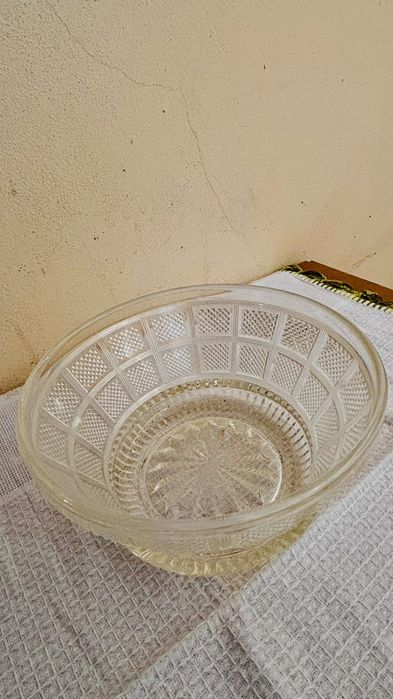 Taça profunda/saladeira em vidro moldado (ou cristal de menor densidade) transparente. Apresenta lapidação/relevo geométrico exterior