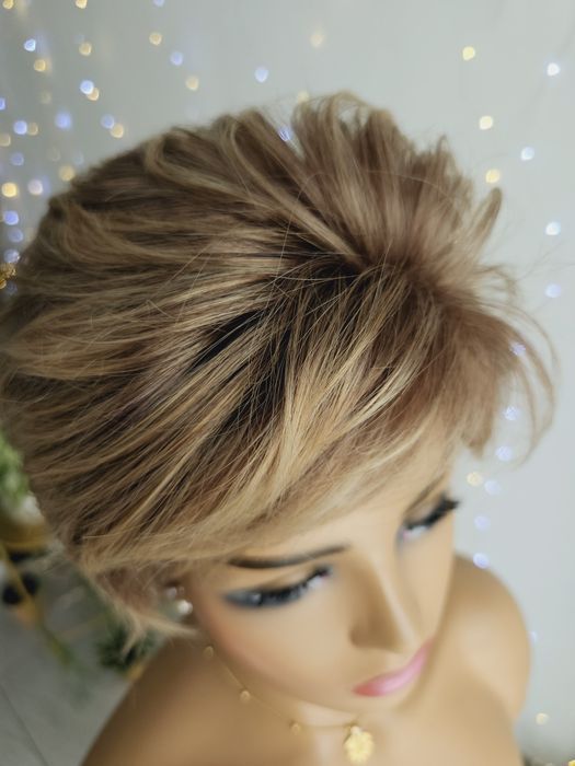 Krótka peruka ciemny blond jasny brąz + refleksy KBS-21 naturalna fryz