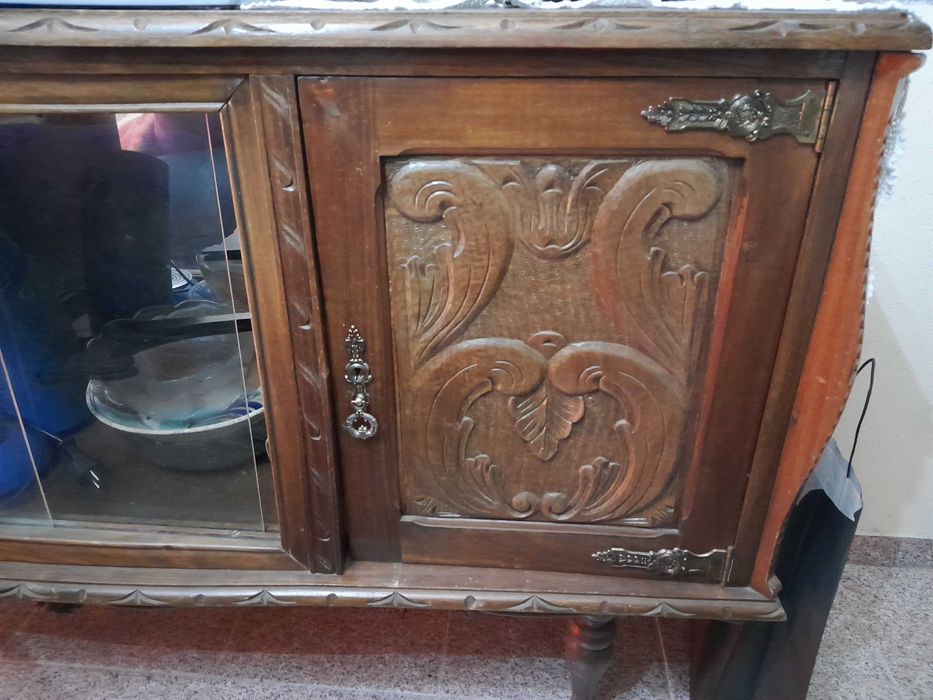 2 aparadores antigos madeira ,macica bom estado,o preco é pelo