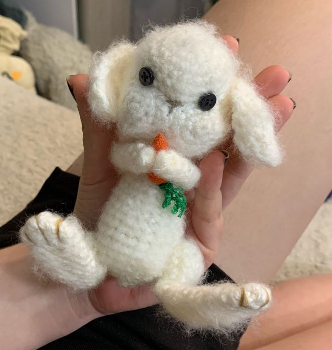 Maskotka kroliczek wyszydełkowana