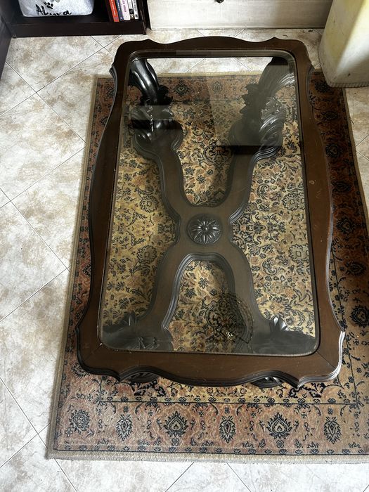 Mesa de centro com pernas trabalhadas