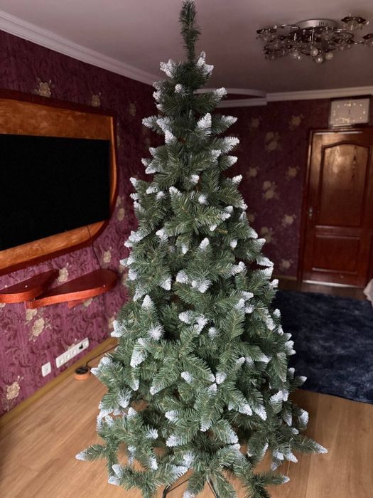 Красива штучна ялинка “Сніжок”