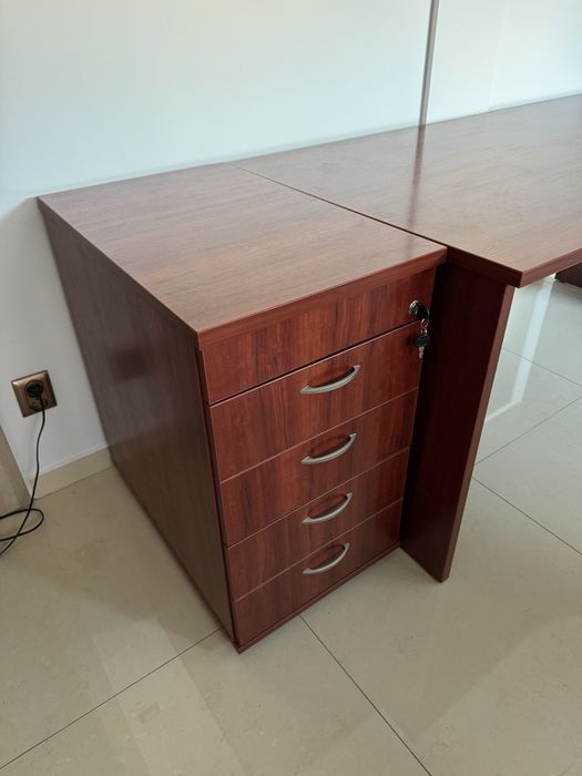 Dwie brązowe drewniane szafki z szufladami przy biurku kontenerek