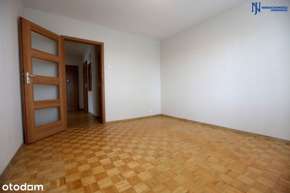 Pierwsze piętro, 3 pokoje, do zamieszkania