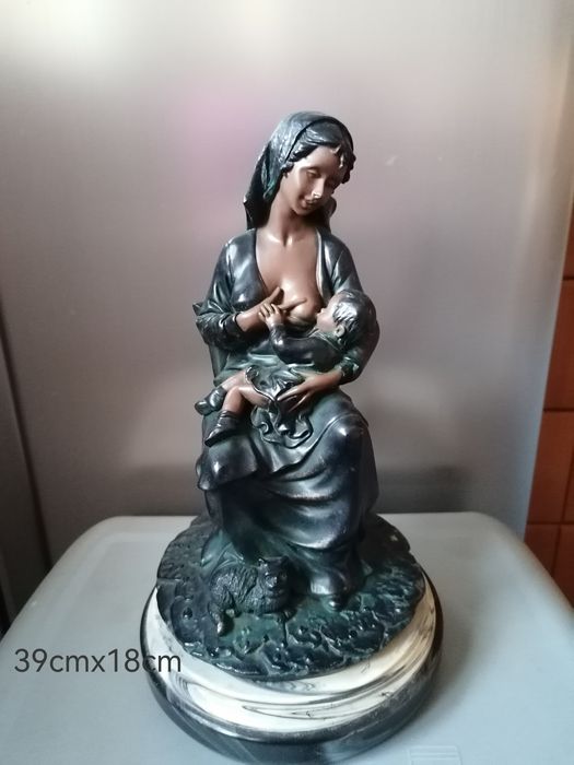 Estátuas em marmore a imitar o bronze