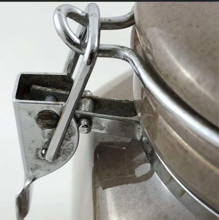 Dwa ceramiczne słoje na klamry