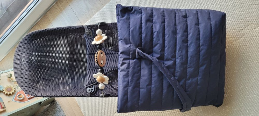 Bujaczek leżaczek niemowlęcy Babybjorn  bliss z zabawką