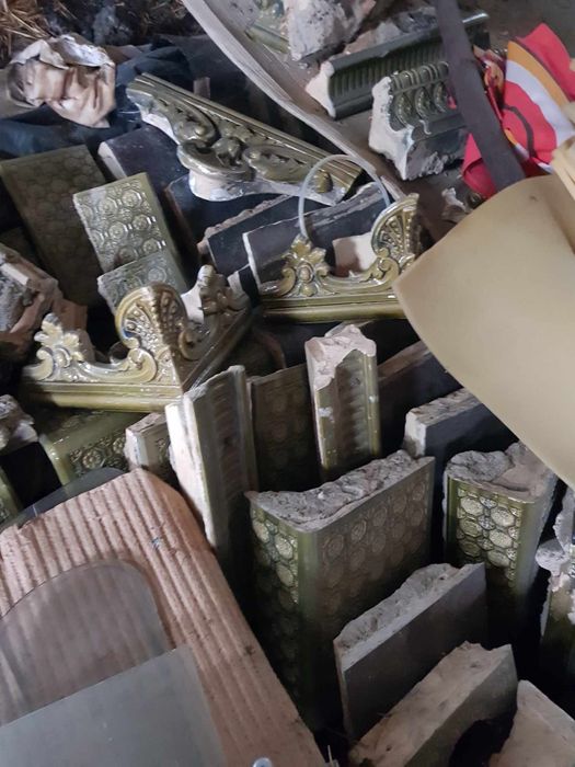 Piec kaflowy, stare kafle z pieca, korona pieca, narozniki