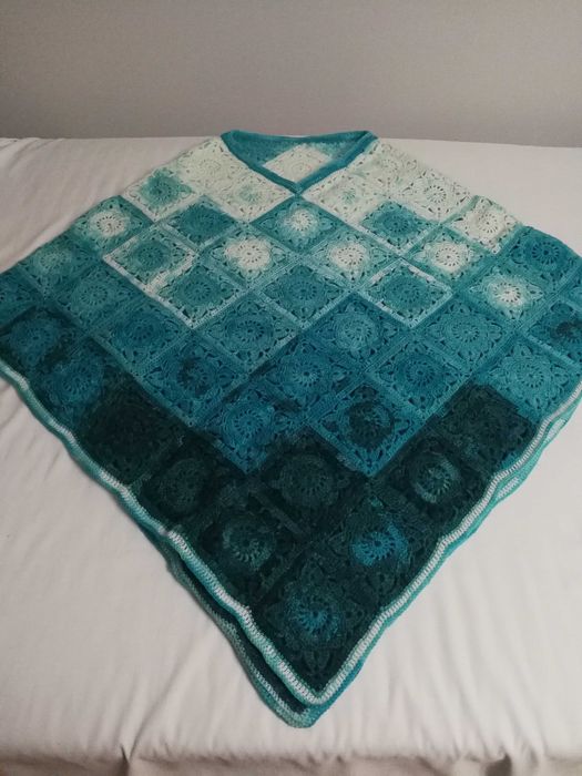 Ponczo, narzutka, rękodzieło szydełkowe.