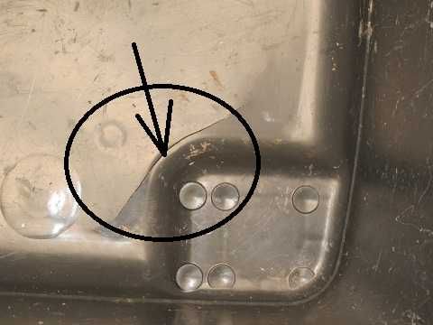 Uszkodzone pojemniki na odpady 1100l niemieckie kosze na śmieci