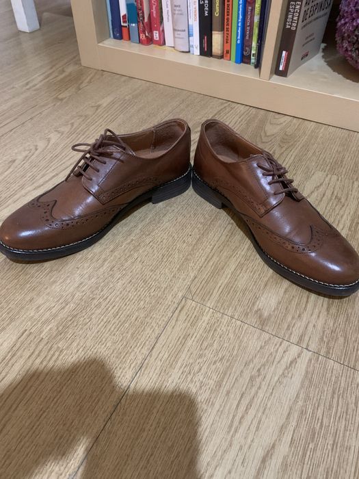 Sapatos de Pele Castanhos Novos