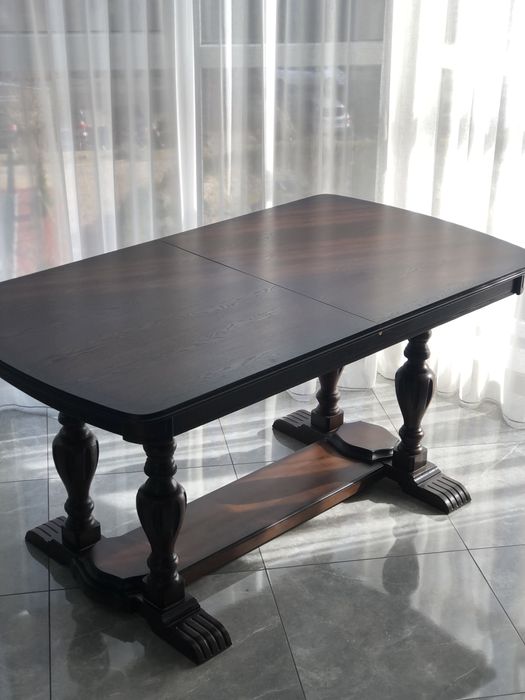 Стіл деревʼяний розкладний з 6- ма стільцями.