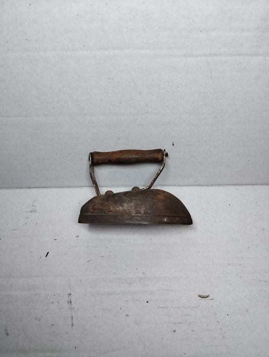 Małe stare żelazko