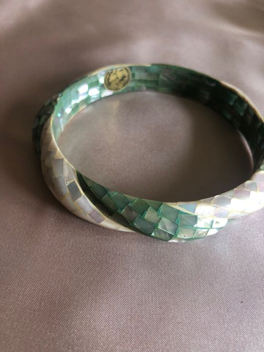 Pulseira bonita em tons brancos e verde