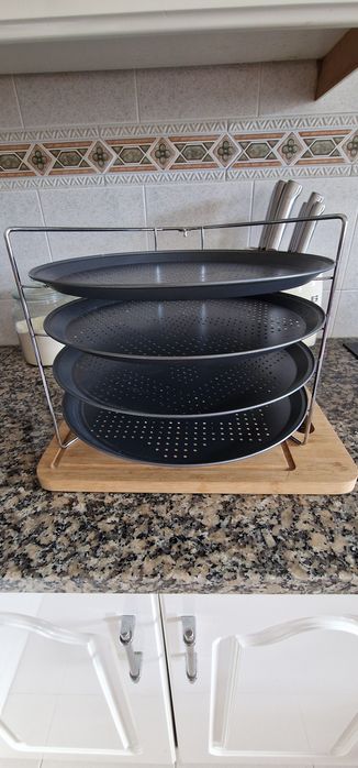 Conjunto de 4 tabuleiros antiaderentes redondos para pizza com suporte