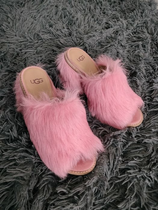 UGG klapki w rosa różowe z futerkiem na obcasie