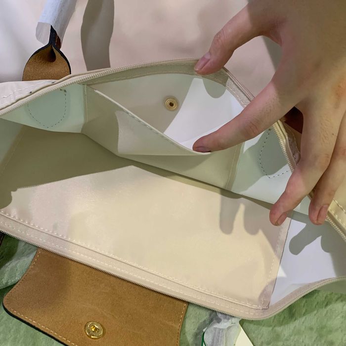Duża torba na ramię biała Longchamp, uniwersalna i modna