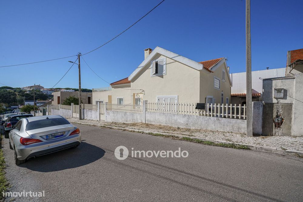Moradia T4 com garagem e próxima da praia, na Charneca da Caparica