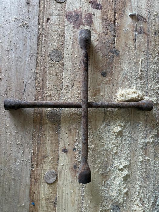 Vendo ferramentas antigas