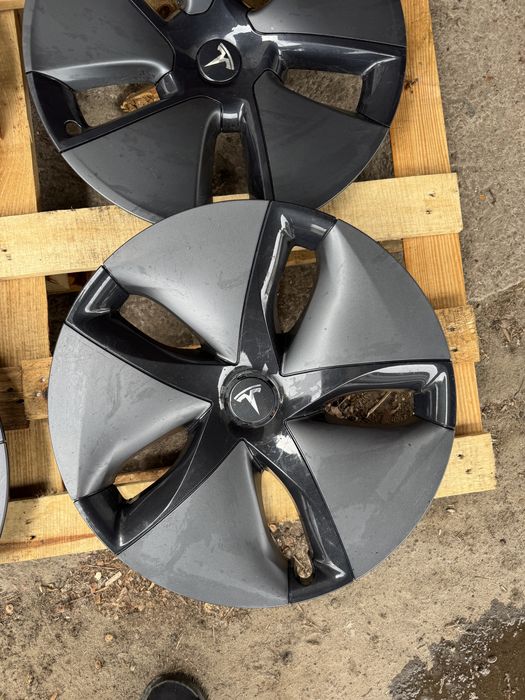 Ковпаки Tesla Model 3 R18