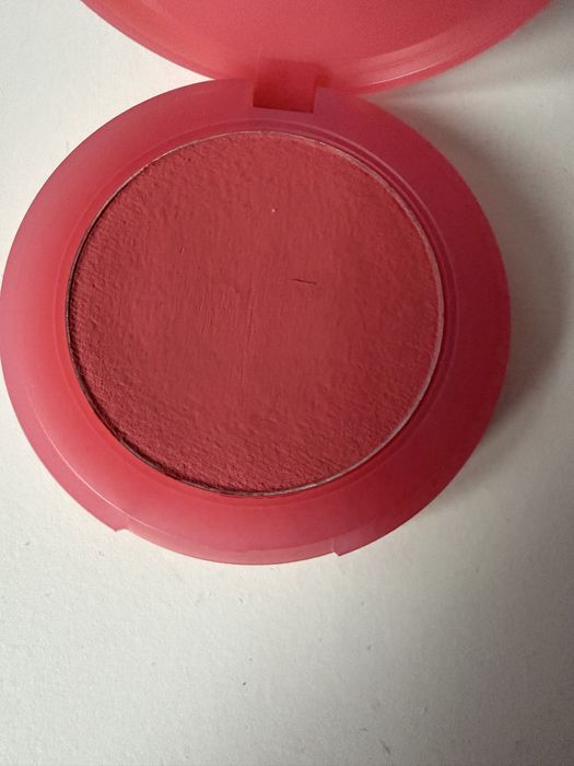 róż do policzków Rare Beauty Happy Pędzel