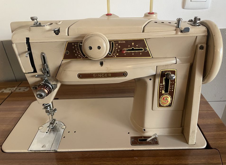 Máquina de costura Singer de 1961. Vários pontos e a trabalhar
