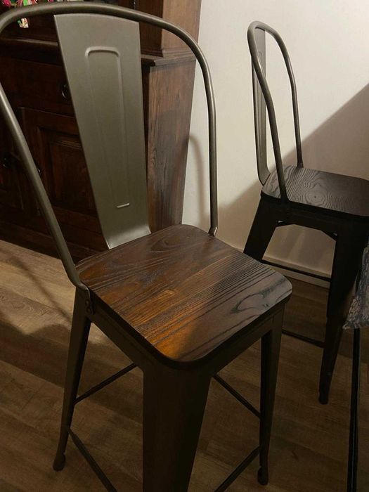 Mesa alta com 4 cadeiras