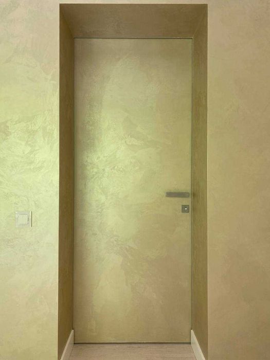 в наличие двери скрытого монтажа