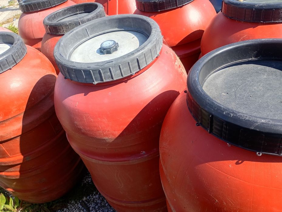Vendo vários.  depósitos em fibra. E barricas do ramo alimentar