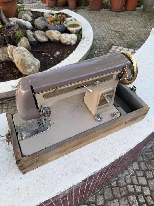 Maquina de costura antiga para decoração