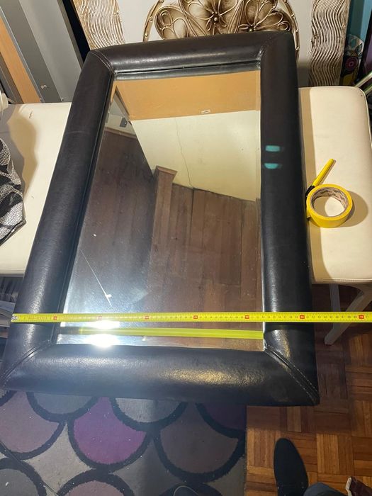 Espelho em pele preta sintética e outros itens para desocupar