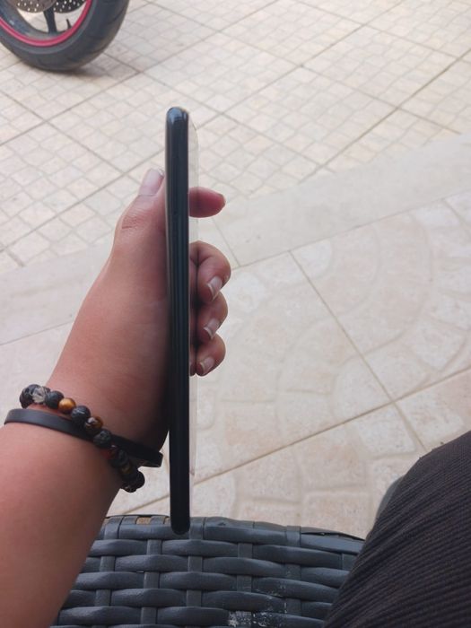 Huawei Y6 (2019), desbloqueado 32 GB preto; ecrã partido, mas funciona; telefone a funcionar; estado do telefone como mostra as fotos.
