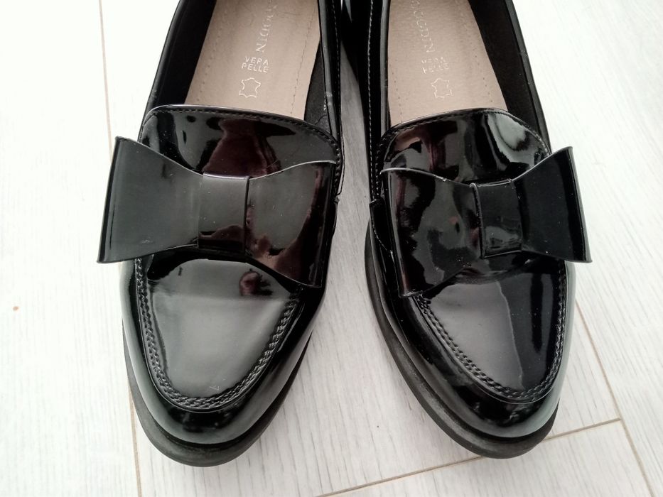 Czarne lakierowane loafersy mokasyny z kokardą