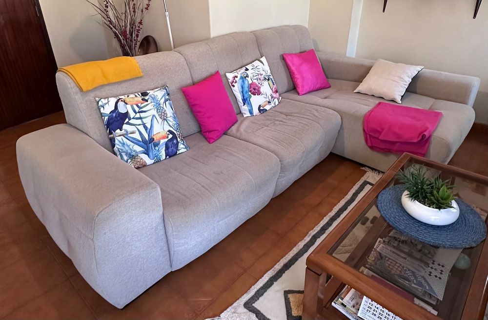 Sofá com chaise loungue
