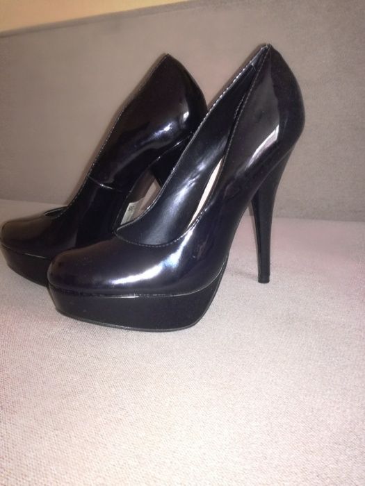 Pantofle czarne lakierowane