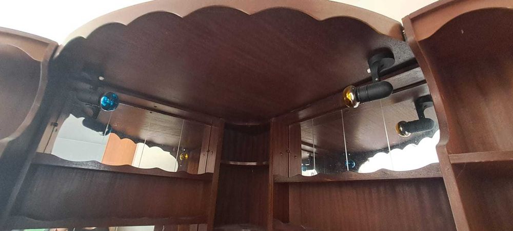 Vende-se Bar e artigos relacionados com o mesmo.