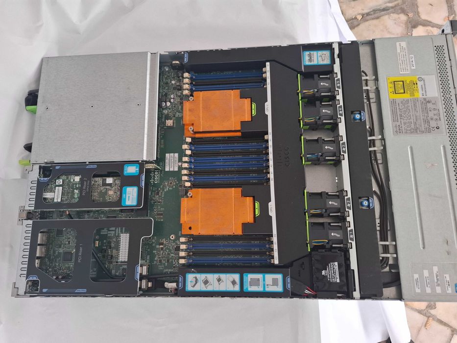 Cisco C220 M3 Server 2X E5-2609 8GB Ram 4x 3.563823838501889122
