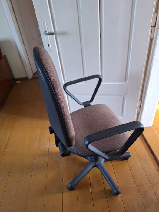 Krzesło biurowe z regulacją