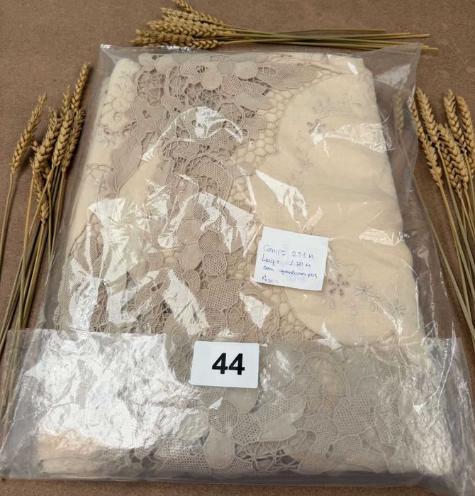Magnífica toalha de mesa em linho e renda de Veneza, uma verdadeira obra de arte artesanal!