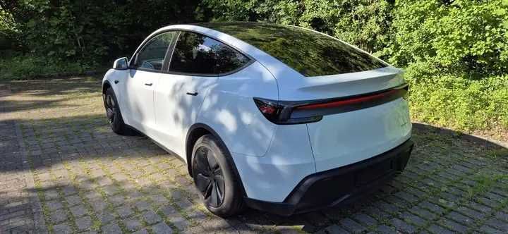 Tesla  model Y 2025