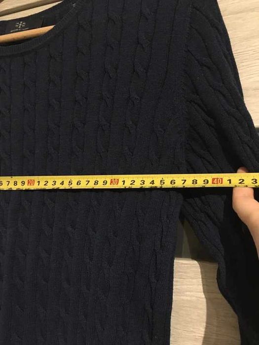 Granatowy sweter z warkoczem