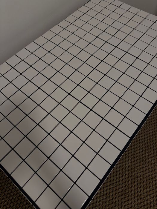 Mesa de centro minimalista em azulejos brancos